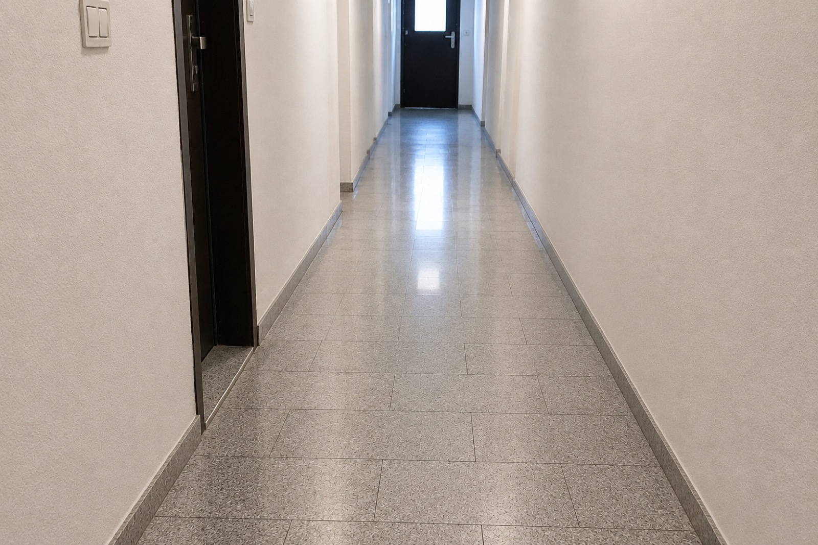 Derselbe Hausflur nach der Reinigung: sauberer, glänzender Boden